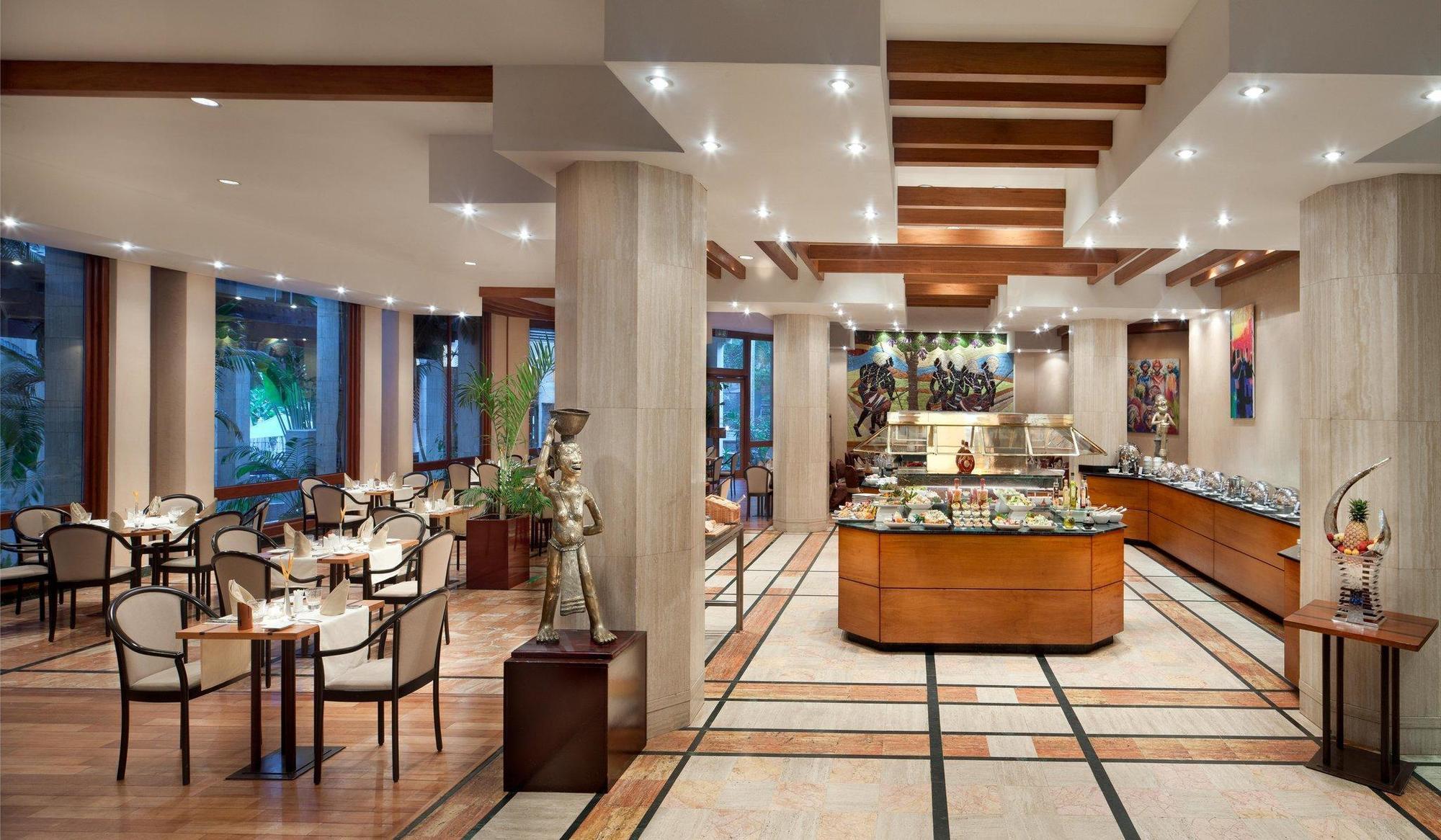 Hilton Yaounde Hotel Buitenkant foto