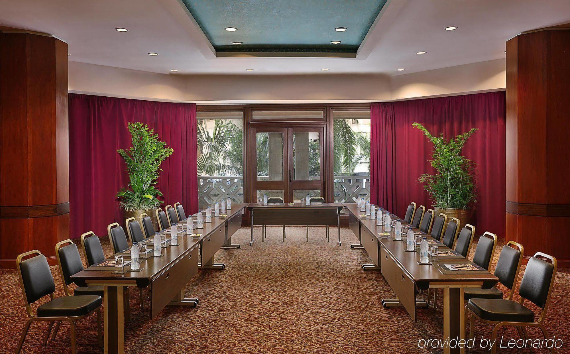 Hilton Yaounde Hotel Buitenkant foto
